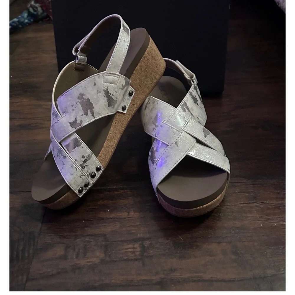 Boutique by Corkys Wow Wedge Sandals Women‎ 9 White Silver Metallic Distressed